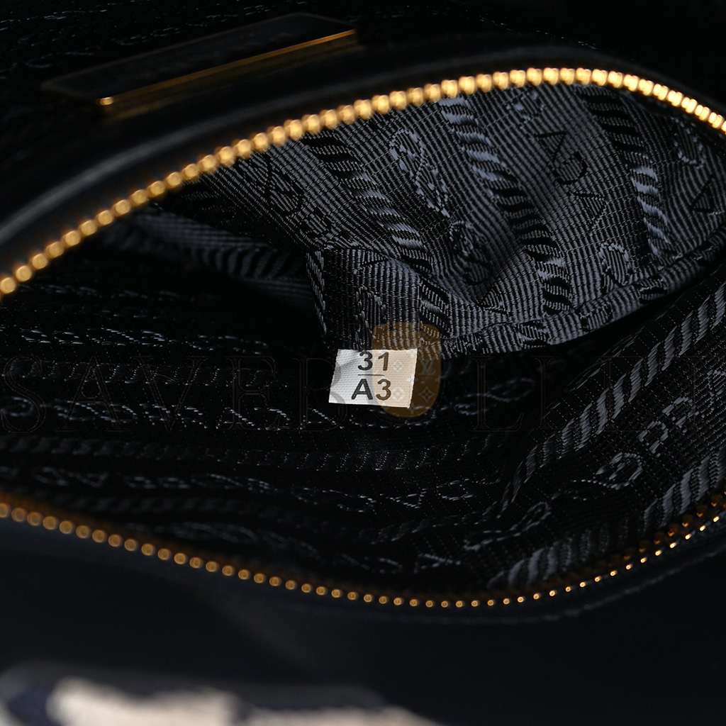 Pra*a jacquard saffiano triangolo symbole embroidered small tote baltico talco (29*22*9cm)
