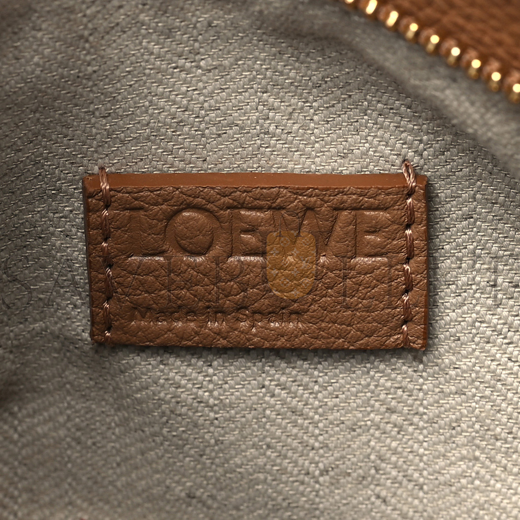 l*ew* grained calfskin small puzzle edge bag toffee (24*16.5*10.5cm)