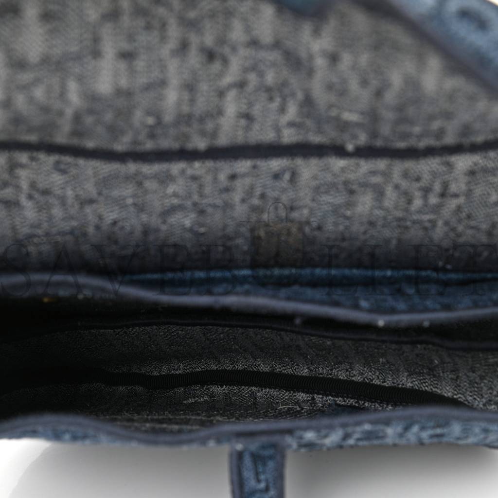 d*or oblique embroidered saddle bag De*1m blue (25*22*5.7cm)