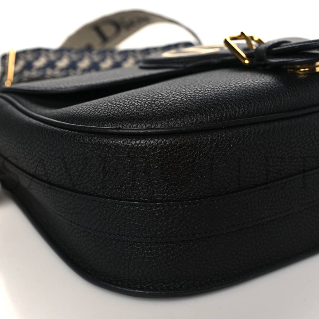 D*or grained calfskin large bobby flap black (26*20*8.9cm)